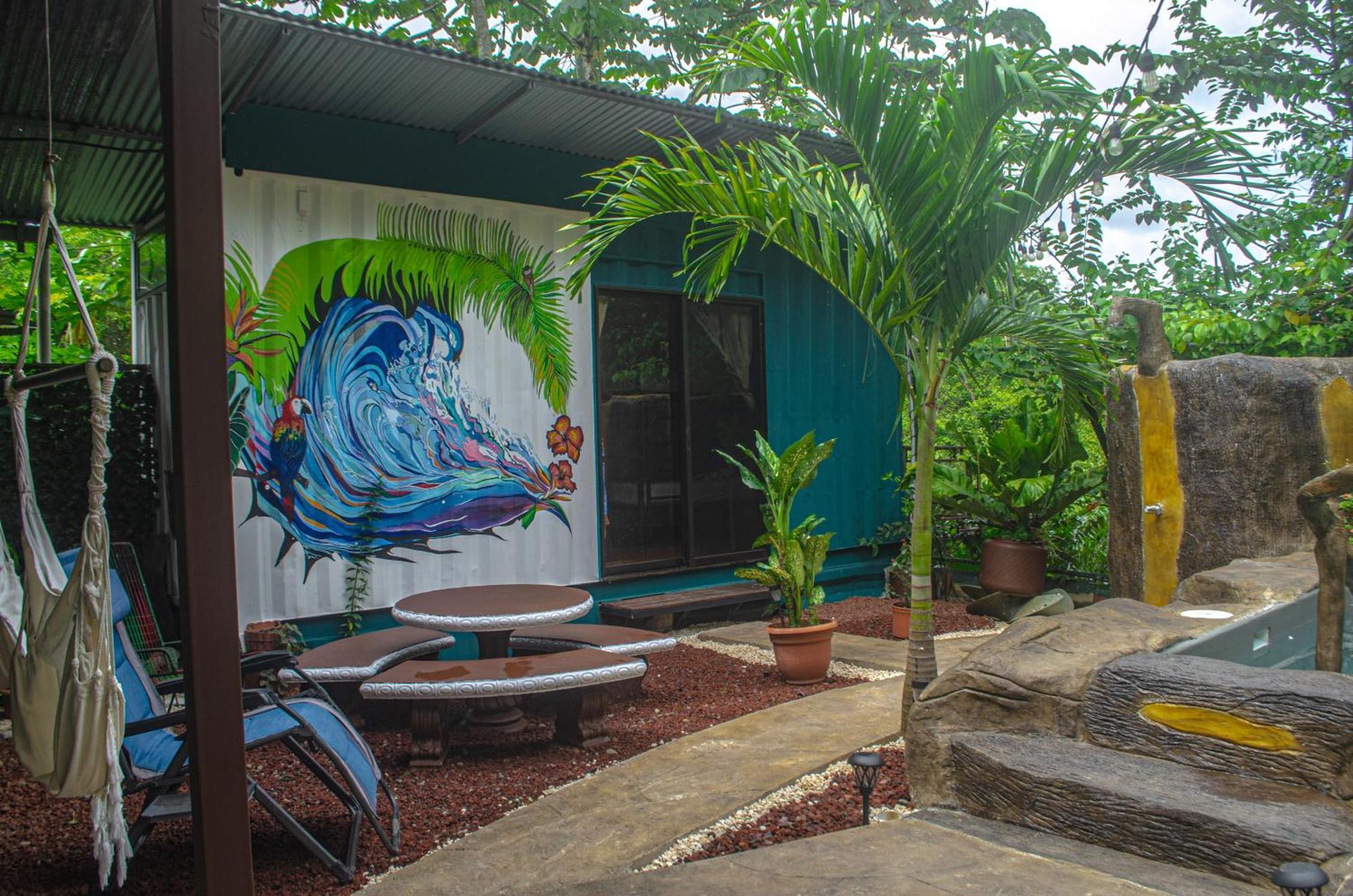 The Jungle Container Bed and Breakfast Quepos Exterior foto